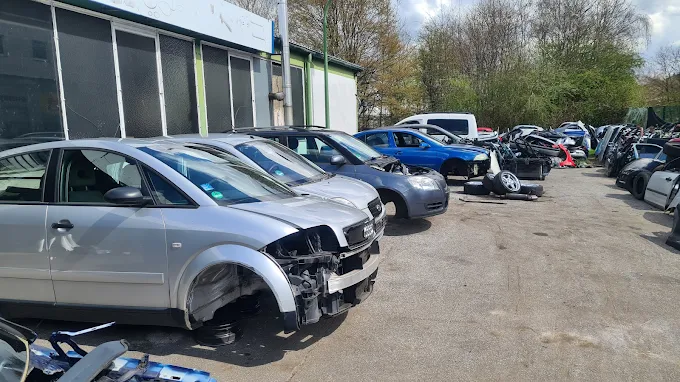 Demontierte Fahrzeugteile zur Verwertung